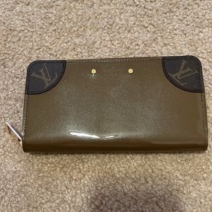 Louis Vuitton patent leather zippy wallet